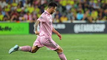 NASHVILLE, TENNESSEE - AUGUST 19: Lionel Messi #10 of Inter Miami passes the ball during second half in the Leagues Cup 2023 final match between Inter Miami CF and Nashville SC at GEODIS Park on August 19, 2023 in Nashville, Tennessee.   Kevin C. Cox/Getty Images/AFP (Photo by Kevin C. Cox / GETTY IMAGES NORTH AMERICA / Getty Images via AFP)